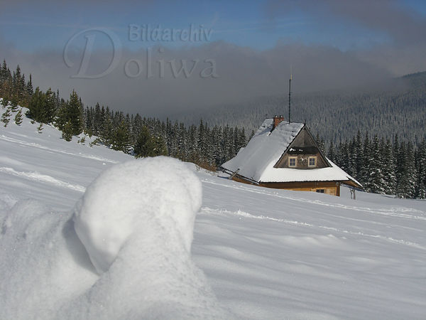 Berghtte am Wald in Schnee Winterstimmung Foto vom Nationalpark Hohe Tatra Wanderung
