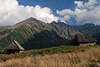 47321_Holzhtten Gasienicowa Hala vor Hohe Tatra Berggipfel Zolta-Turnia links in Foto