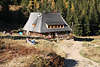 Bd1031_ Wanderer an Bergherberge Foto Hala Kondratowa Schutzhtte im Nationalpark Hohe Tatra Herbst