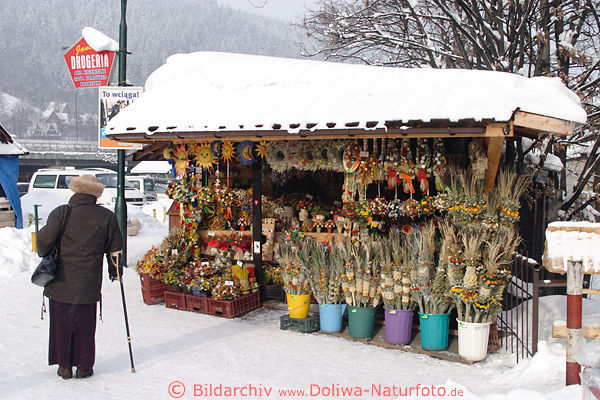 Zakopane in Schnee Urlaub Winterbild: buntes Blumenladen traditioneller Andenkenkiosk an Strassenecke