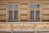 40544_Holzhaus Holzfassade Foto mit Fresken unter Fenster-Duo, Goralestil holzige Bauweise Fotografie