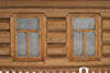 40545_Holzhaus gefrorene Wandfassade Foto Fenster-Duo mit Rauhreif an Holzwand im Museumsdorf Chocholw