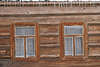 40576_Haus aus Holz Holzfassade Foto mit niedlichem Fenster-Duo unter Eiszapfen am Dachrand, Goralestil Architektur