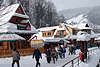 40237_Winter in Zakopane, bunte Holzkneipen in Schnee auf Marktstraße vor Gubalowka Berg