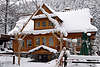 40302_ Kneipe “Zloty Pstrag” (Goldene Forelle) Holzhaus in Schnee Winterbild im typischen Zakopanestil Foto