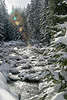 40718_ Wildbach, Bergbach Foto in Schnee in Natur Hohe Tatra nah Zakopane in Gegenlicht, Winterbild am Wasser
