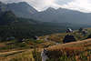 47325_ Gasienicowa Hala Wanderweg Foto im Bergtal Hohe Tatra Gipfelsicht über Holzhütten