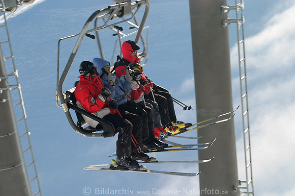 Skilift Skifahrer im Sessel Liftfahrt in Hohe Tatra Winterfoto zur Seilbahn Kasprowy Wierch