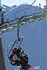 Skilift Sessellift Radkette Räderaufhängung Foto mit Skifahrer Skier vor Bergspitzen am Kasprowy