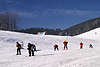 40872_Jugendliche Skifahrer auf Gubalówka Skipiste Foto, Kinder Skiabfahrt auf Loipe in Zakopane