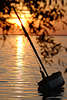 Masuren Sonnenuntergang Romantik Boot Segelmast in Wasser Spirdingsee orange Farben Hochformat