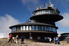 709314_ Schneekoppe Meteo Observatorium charakteristische Doppelteller Bild & Wanderer in Marsch
