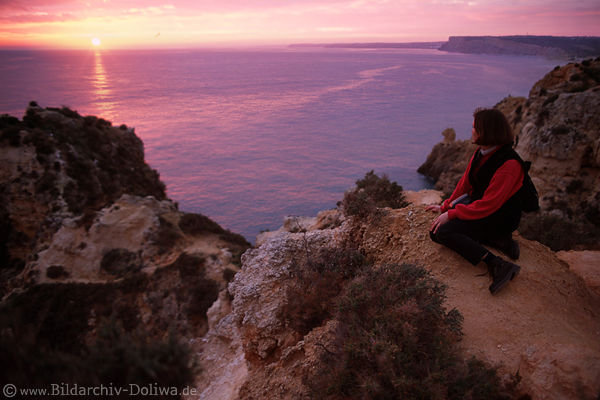 Algarve Steilkste Frau Meer Sonnenuntergang an Ponta da Piedade
