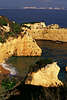 9143_ Goldgelbe Felsen von Praia Dona Ana Badebucht in Felslandschaft mit Portimao Blick übers Meer in Foto