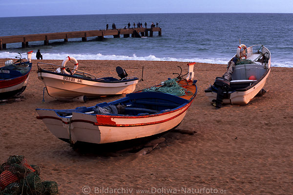 Fischerboote am Meerufer Albufeira Sandstrand Algarve Portugal