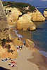Badebucht Praia Dona Ana Sandstrand goldene Klippen bei Lagos Algarve