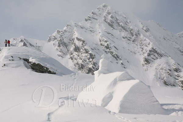 Eiskirche Bild in Schnee unterm Fogarascher Berg Hügel mit Paar in Berglandschaft Südkarpaten