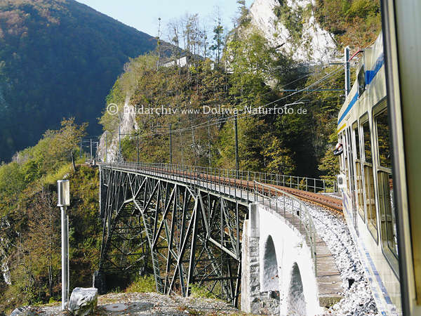 Zugfahrt ber Brcke Stahlgerst in Berge Berner Oberland Landschaft