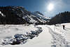 901650_ Morteratschgletscher Tal Natur in Schnee & Sonnenschein mit Skilufer, Winterweg am verschneiten Bergbach