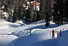 901196_ St. Moritz winterlicher Spazierweg in Schnee Foto mit Frau auf Pfad rundum den See