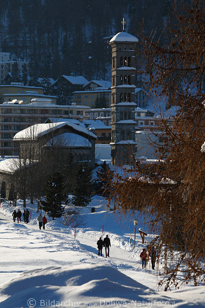 St.Moritz Winterweg am Kirchenturm Foto mit Menschen spazieren in Schnee