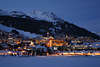 901504_Sankt Moritz Nachts Winter-Skyline bunte Lichter Landschaft Foto in Schnee ber Moritzersee
