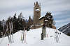 901048_Skier vor San Gian Kirche im Schnee Foto Skiläufer Messe Treffpunkt im Winter