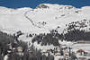901179_Skipiste mit Skiurlauber auf weißem Alpenhang neben Zahnradbahn in St. Moritz Winterurlaub Bild
