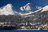 901182_ St. Moritz Stadt unter Bergen im weißen Schneegewand Winterbild, Alpen Berglandschaft Foto