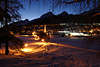 901511_ St. Moritz-Bad Foto bei Nacht: romantische Schneewege Nachtlichter Bild am St. Moritzersee in Winter