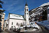 901608_ Pontresina Winterbild: Strasse, Kreuzung am Gotteshaus, Kirche in Urlaubsort der Alpen
