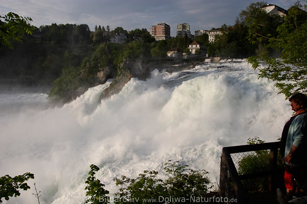 Frau am Rheinfall Wasserfall schumende Wassermassen Gischt