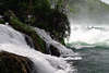 Schäumende Wassermassen Wassergewalt des Rheinfalls von Neuhausen