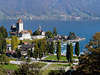 Thunersee Landschaft: Schloss Spiez über Wasserbucht Panorama Fotografie aus Berner Oberland Reise