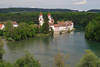 Rheinau Wasserinsel mit Klosterkirche im Fluss Schiff Ausflugsfahrt um Grünufer