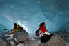 Gletschergrotte Morteratsch Foto Menschen in Eisgrotte, Touristen Ausflug zur Höhle, blaue Grotte aus Eis des Morteratschgletscher
