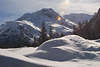 Oberengadiner Winterlandschaft in Schneewehen Romantik Naturbild, Weiß verschneite Berge Foto
