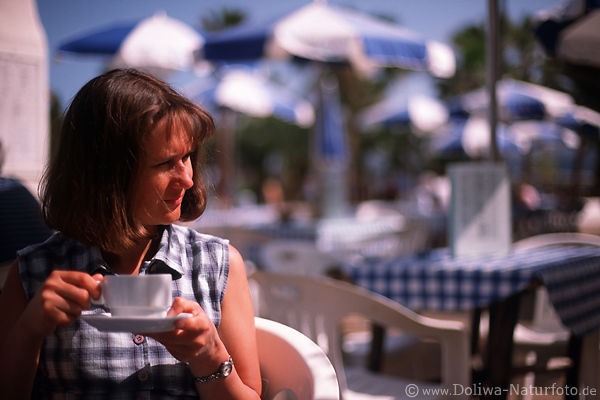 Frau mit Tasse Cappuccino im Straencaf Bild Kaffee trinken Erholung Relax