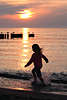 705494_ Mädchen Kind Foto am Strand laufen vor Rot-Sonne Untergang in Bewegung