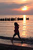 705495_ Kind im Lauf, Spass & Freude am Seeufer laufen Foto vor Sonne