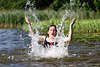 56957_ Mädchen Badespass im Wasser, baden im See, hüpfen, toben, springen & Wasserspritzer machen