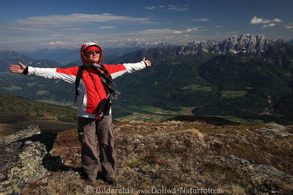 Wanderin Bergfreude Foto Mdchen ausgestreckte Hnde vor Tal Panorama Sicht