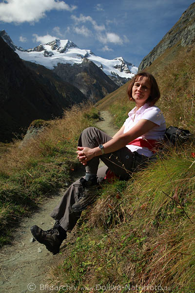 Mdchen Bergwanderin Portrt auf Bergpfad Frau Naturfotos vor Gletscher Schnee im Wiesengras an Bergabhang