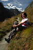 003864_ Mdchen Foto am Bergweg, Wandererpfad sitzend im Gras, Frau Gesicht, Freizeitkleid Portrt in Natur vor Gletschersicht