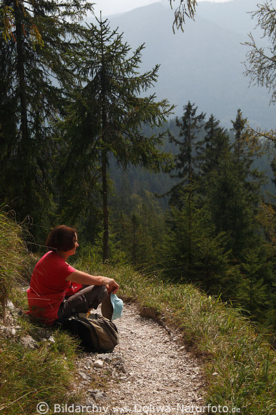 Frau Girl Naturpfad sitzend am Wanderweg im Bergwald