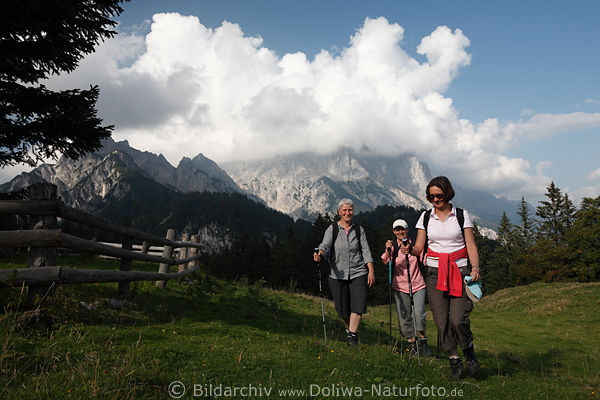 Bergwanderer Wanderportrt Frauen-Dreier auf Almwiese Marsch Bergmassiv Women Alps hikers photo