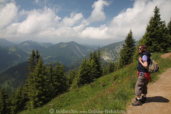 Wanderin mit Rucksack Frau Ausblick auf Berge Panorama grne Alpenlandschaft