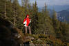 1202054_Wanderin Bild vor Bumen auf Naturpfad in Alpen Bergpanorama Frau Mdchen in Rot gehen auf Bergweg