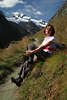 003862_Mädchen Bergwanderer NaturPorträt auf Bergpfad: Frau Fotos im Bergwiesegras, Sicht auf Gletscherschnee