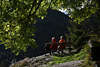 004557_Bergwanderer Senioren Paar Erholung auf Bank Aussichtspunkt Frau & Mann in Naturidylle Foto
